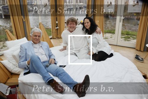 Amsterdam 20 december 2020
Ben Cramer zingt vanuit bed in het Mandelahuisje .