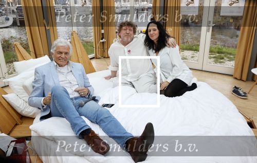 Amsterdam 20 december 2020
Ben Cramer zingt vanuit bed in het Mandelahuisje .