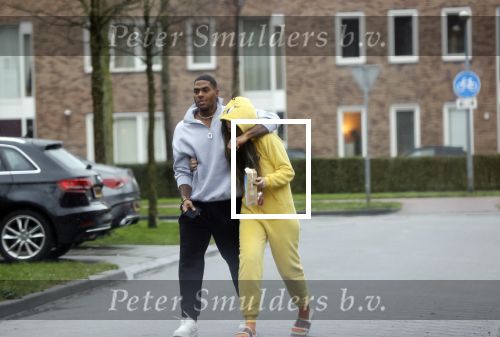 Almerte 27 december 2020
Famke Louise kussend met haar nieuwe vriend Denzel Slager . Ze vertrokken vanaf haar huis naar de supermarkt. Denzel is oud prof voetballer en winnaar van het programma Love Island.
