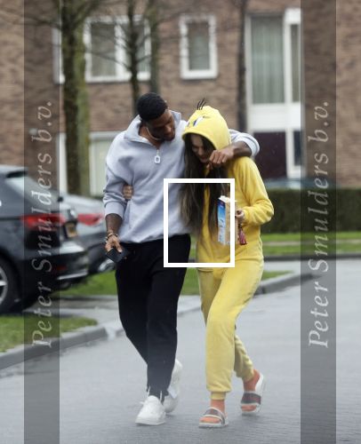 Almerte 27 december 2020
Famke Louise kussend met haar nieuwe vriend Denzel Slager . Ze vertrokken vanaf haar huis naar de supermarkt. Denzel is oud prof voetballer en winnaar van het programma Love Island.