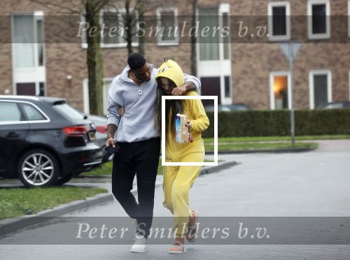 Almerte 27 december 2020
Famke Louise kussend met haar nieuwe vriend Denzel Slager . Ze vertrokken vanaf haar huis naar de supermarkt. Denzel is oud prof voetballer en winnaar van het programma Love Island.