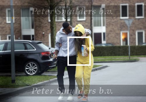 Almerte 27 december 2020
Famke Louise kussend met haar nieuwe vriend Denzel Slager . Ze vertrokken vanaf haar huis naar de supermarkt. Denzel is oud prof voetballer en winnaar van het programma Love Island.