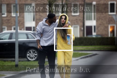 Almerte 27 december 2020
Famke Louise kussend met haar nieuwe vriend Denzel Slager . Ze vertrokken vanaf haar huis naar de supermarkt. Denzel is oud prof voetballer en winnaar van het programma Love Island.