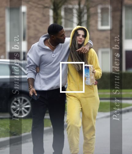 Almerte 27 december 2020
Famke Louise kussend met haar nieuwe vriend Denzel Slager . Ze vertrokken vanaf haar huis naar de supermarkt. Denzel is oud prof voetballer en winnaar van het programma Love Island.