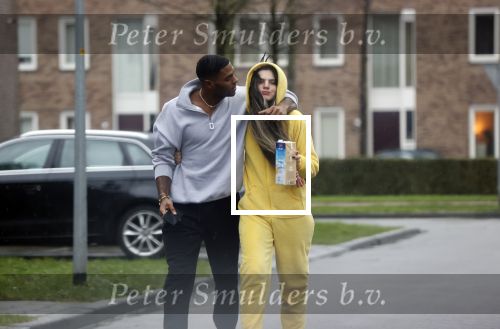 Almerte 27 december 2020
Famke Louise kussend met haar nieuwe vriend Denzel Slager . Ze vertrokken vanaf haar huis naar de supermarkt. Denzel is oud prof voetballer en winnaar van het programma Love Island.