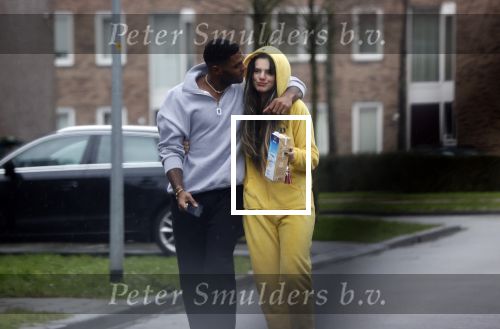 Almerte 27 december 2020
Famke Louise kussend met haar nieuwe vriend Denzel Slager . Ze vertrokken vanaf haar huis naar de supermarkt. Denzel is oud prof voetballer en winnaar van het programma Love Island.