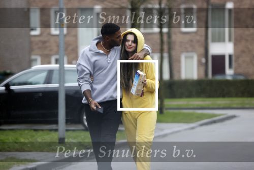 Almerte 27 december 2020
Famke Louise kussend met haar nieuwe vriend Denzel Slager . Ze vertrokken vanaf haar huis naar de supermarkt. Denzel is oud prof voetballer en winnaar van het programma Love Island.