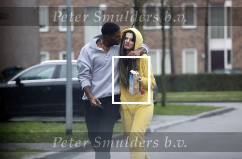 Almerte 27 december 2020
Famke Louise kussend met haar nieuwe vriend Denzel Slager . Ze vertrokken vanaf haar huis naar de supermarkt. Denzel is oud prof voetballer en winnaar van het programma Love Island.