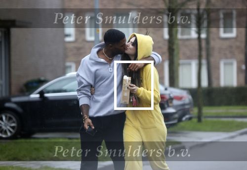 Almerte 27 december 2020
Famke Louise kussend met haar nieuwe vriend Denzel Slager . Ze vertrokken vanaf haar huis naar de supermarkt. Denzel is oud prof voetballer en winnaar van het programma Love Island.