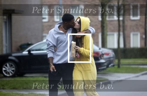 Almerte 27 december 2020
Famke Louise kussend met haar nieuwe vriend Denzel Slager . Ze vertrokken vanaf haar huis naar de supermarkt. Denzel is oud prof voetballer en winnaar van het programma Love Island.