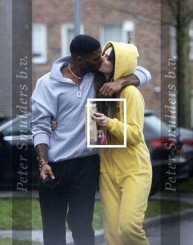 Almerte 27 december 2020
Famke Louise kussend met haar nieuwe vriend Denzel Slager . Ze vertrokken vanaf haar huis naar de supermarkt. Denzel is oud prof voetballer en winnaar van het programma Love Island.