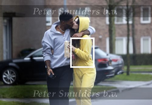 Almerte 27 december 2020
Famke Louise kussend met haar nieuwe vriend Denzel Slager . Ze vertrokken vanaf haar huis naar de supermarkt. Denzel is oud prof voetballer en winnaar van het programma Love Island.