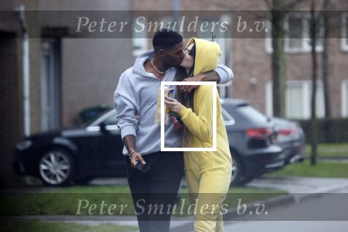 Almerte 27 december 2020
Famke Louise kussend met haar nieuwe vriend Denzel Slager . Ze vertrokken vanaf haar huis naar de supermarkt. Denzel is oud prof voetballer en winnaar van het programma Love Island.