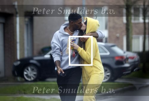 Almerte 27 december 2020
Famke Louise kussend met haar nieuwe vriend Denzel Slager . Ze vertrokken vanaf haar huis naar de supermarkt. Denzel is oud prof voetballer en winnaar van het programma Love Island.