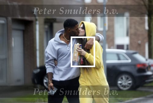 Almerte 27 december 2020
Famke Louise kussend met haar nieuwe vriend Denzel Slager . Ze vertrokken vanaf haar huis naar de supermarkt. Denzel is oud prof voetballer en winnaar van het programma Love Island.