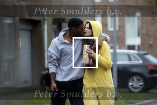 Almerte 27 december 2020
Famke Louise kussend met haar nieuwe vriend Denzel Slager . Ze vertrokken vanaf haar huis naar de supermarkt. Denzel is oud prof voetballer en winnaar van het programma Love Island.