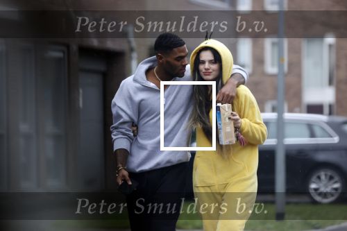 Almerte 27 december 2020
Famke Louise kussend met haar nieuwe vriend Denzel Slager . Ze vertrokken vanaf haar huis naar de supermarkt. Denzel is oud prof voetballer en winnaar van het programma Love Island.