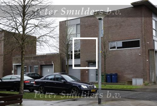 Almerte 27 december 2020
Famke Louise kussend met haar nieuwe vriend Denzel Slager . Ze vertrokken vanaf haar huis naar de supermarkt. Denzel is oud prof voetballer en winnaar van het programma Love Island.