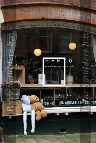 Amsterdam 28 december 2020
Bij het restaurant van de vriend van Jennifer Hoffman ( Fento) liggen twee beren buiten op bankje