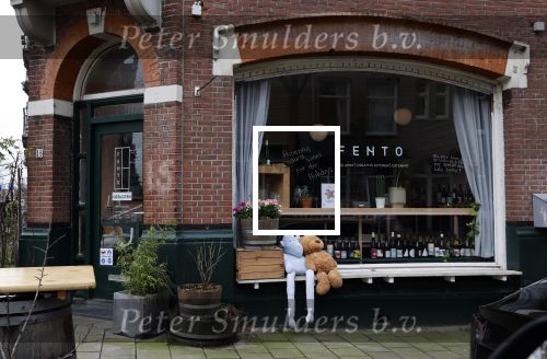 Amsterdam 28 december 2020
Bij het restaurant van de vriend van Jennifer Hoffman ( Fento) liggen twee beren buiten op bankje