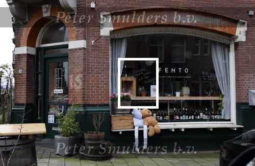Amsterdam 28 december 2020
Bij het restaurant van de vriend van Jennifer Hoffman ( Fento) liggen twee beren buiten op bankje