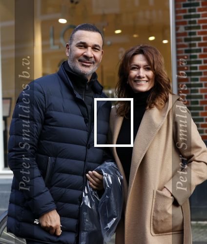 Amsterdam 30 december 2020
Ruud Gullit met vriendin Karin de Rooij in Amsterdam zuid