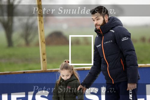 Bantega 23 december 2020
Sjinkie Knegt heeft in de tuin bij zijn huis een ijsbaan aan laten leggen . Zijn dochter zoon en vrouw Fenna vinden het geweldig.