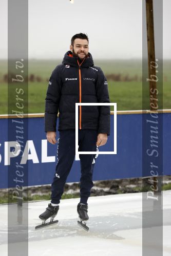 Bantega 23 december 2020
Sjinkie Knegt heeft in de tuin bij zijn huis een ijsbaan aan laten leggen . Zijn dochter zoon en vrouw Fenna vinden het geweldig.