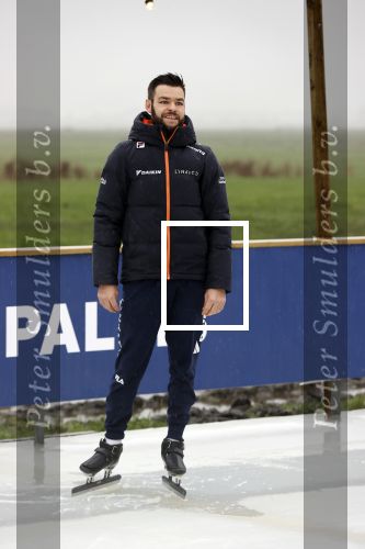 Bantega 23 december 2020
Sjinkie Knegt heeft in de tuin bij zijn huis een ijsbaan aan laten leggen . Zijn dochter zoon en vrouw Fenna vinden het geweldig.
