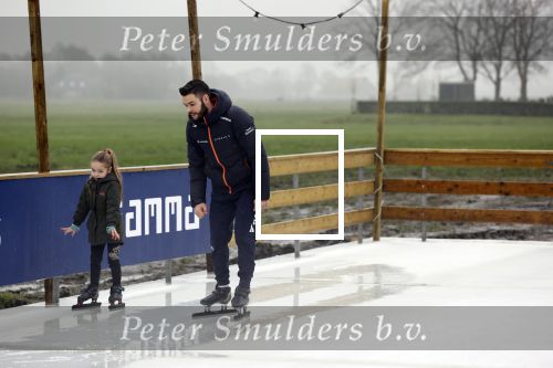 Bantega 23 december 2020
Sjinkie Knegt heeft in de tuin bij zijn huis een ijsbaan aan laten leggen . Zijn dochter zoon en vrouw Fenna vinden het geweldig.