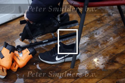 Bantega 23 december 2020
Sjinkie Knegt heeft in de tuin bij zijn huis een ijsbaan aan laten leggen . Zijn dochter zoon en vrouw Fenna vinden het geweldig.