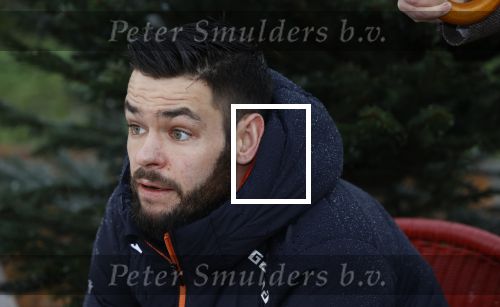 Bantega 23 december 2020
Sjinkie Knegt heeft in de tuin bij zijn huis een ijsbaan aan laten leggen . Zijn dochter zoon en vrouw Fenna vinden het geweldig.