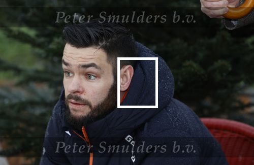 Bantega 23 december 2020
Sjinkie Knegt heeft in de tuin bij zijn huis een ijsbaan aan laten leggen . Zijn dochter zoon en vrouw Fenna vinden het geweldig.