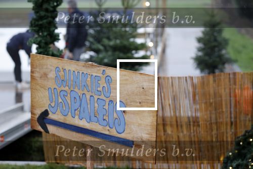 Bantega 23 december 2020
Sjinkie Knegt heeft in de tuin bij zijn huis een ijsbaan aan laten leggen . Zijn dochter zoon en vrouw Fenna vinden het geweldig.