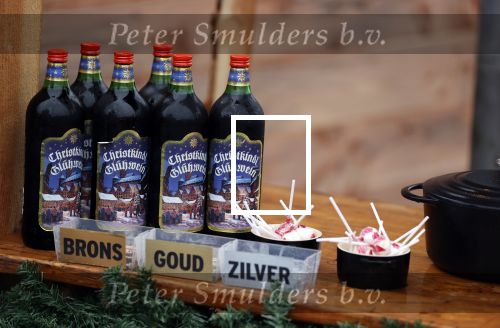 Bantega 23 december 2020
Sjinkie Knegt heeft in de tuin bij zijn huis een ijsbaan aan laten leggen . Zijn dochter zoon en vrouw Fenna vinden het geweldig.