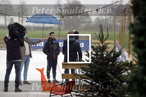 Bantega 23 december 2020
Sjinkie Knegt heeft in de tuin bij zijn huis een ijsbaan aan laten leggen . Zijn dochter zoon en vrouw Fenna vinden het geweldig.
