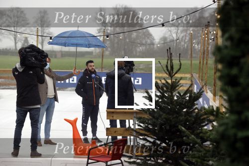 Bantega 23 december 2020
Sjinkie Knegt heeft in de tuin bij zijn huis een ijsbaan aan laten leggen . Zijn dochter zoon en vrouw Fenna vinden het geweldig.