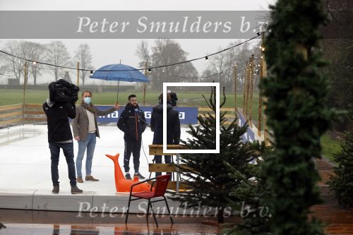 Bantega 23 december 2020
Sjinkie Knegt heeft in de tuin bij zijn huis een ijsbaan aan laten leggen . Zijn dochter zoon en vrouw Fenna vinden het geweldig.