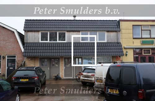 Bantega 23 december 2020
Sjinkie Knegt heeft in de tuin bij zijn huis een ijsbaan aan laten leggen . Zijn dochter zoon en vrouw Fenna vinden het geweldig.