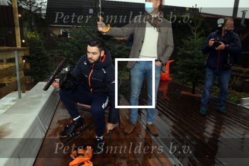 Bantega 23 december 2020
Sjinkie Knegt heeft in de tuin bij zijn huis een ijsbaan aan laten leggen . Zijn dochter zoon en vrouw Fenna vinden het geweldig.
