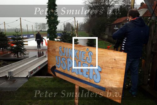 Bantega 23 december 2020
Sjinkie Knegt heeft in de tuin bij zijn huis een ijsbaan aan laten leggen . Zijn dochter zoon en vrouw Fenna vinden het geweldig.
