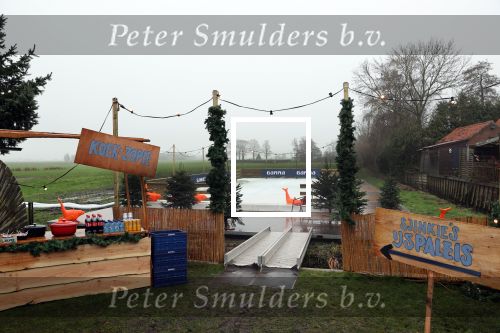 Bantega 23 december 2020
Sjinkie Knegt heeft in de tuin bij zijn huis een ijsbaan aan laten leggen . Zijn dochter zoon en vrouw Fenna vinden het geweldig.