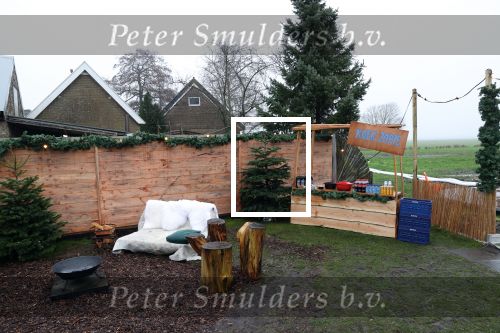 Bantega 23 december 2020
Sjinkie Knegt heeft in de tuin bij zijn huis een ijsbaan aan laten leggen . Zijn dochter zoon en vrouw Fenna vinden het geweldig.