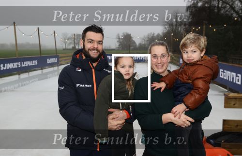 Bantega 23 december 2020
Sjinkie Knegt heeft in de tuin bij zijn huis een ijsbaan aan laten leggen . Zijn dochter zoon en vrouw Fenna vinden het geweldig.