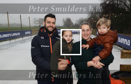 Bantega 23 december 2020
Sjinkie Knegt heeft in de tuin bij zijn huis een ijsbaan aan laten leggen . Zijn dochter zoon en vrouw Fenna vinden het geweldig.