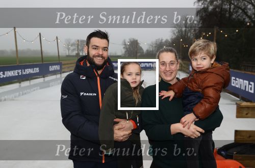 Bantega 23 december 2020
Sjinkie Knegt heeft in de tuin bij zijn huis een ijsbaan aan laten leggen . Zijn dochter zoon en vrouw Fenna vinden het geweldig.