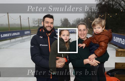 Bantega 23 december 2020
Sjinkie Knegt heeft in de tuin bij zijn huis een ijsbaan aan laten leggen . Zijn dochter zoon en vrouw Fenna vinden het geweldig.