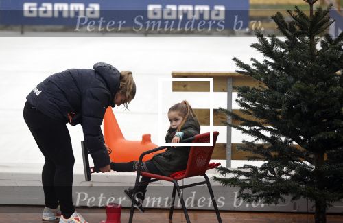 Bantega 23 december 2020
Sjinkie Knegt heeft in de tuin bij zijn huis een ijsbaan aan laten leggen . Zijn dochter zoon en vrouw Fenna vinden het geweldig.