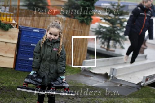 Bantega 23 december 2020
Sjinkie Knegt heeft in de tuin bij zijn huis een ijsbaan aan laten leggen . Zijn dochter zoon en vrouw Fenna vinden het geweldig.