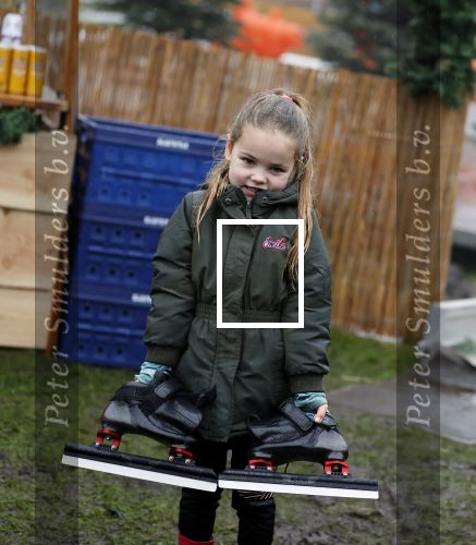 Bantega 23 december 2020
Sjinkie Knegt heeft in de tuin bij zijn huis een ijsbaan aan laten leggen . Zijn dochter zoon en vrouw Fenna vinden het geweldig.